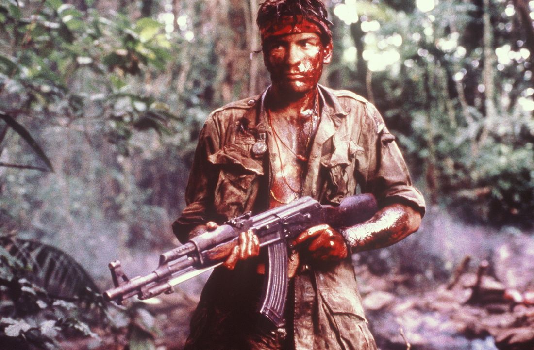 Als der junge Kriegsfreiwillige Chris Taylor (Charlie Sheen) zu seinem 'Platoon' nach Vietnam kommt, lassen ihn die Kampf erprobten Männer schnell... - Bildquelle: Orion Pictures Corporation