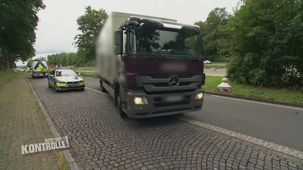 Achtung Kontrolle - Achtung Kontrolle! - Thema U.a.: Die Autobahnpolizei Kontrolliert Lkws In Der Ferienzeit