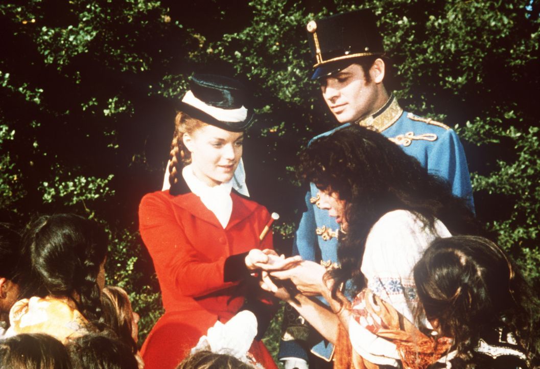 Kaiserin Sissi (Romy Schneider, hinten l.), begleitet vom Grafen Andrassy (Walter Reyer, hinten r.), lässt sich von einer Zigeunerin die Hand lesen... - Bildquelle: UFA-Filmverleih