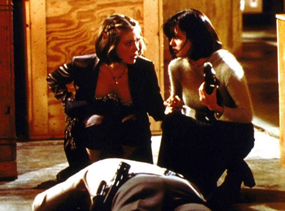Phoebe (Alyssa Milano, l.) traut ihren Augen nicht. Es sieht so aus, als ob Prue (Shannen Doherty, r.) einen Wachmann ermordet hätte ... - Bildquelle: Paramount Pictures