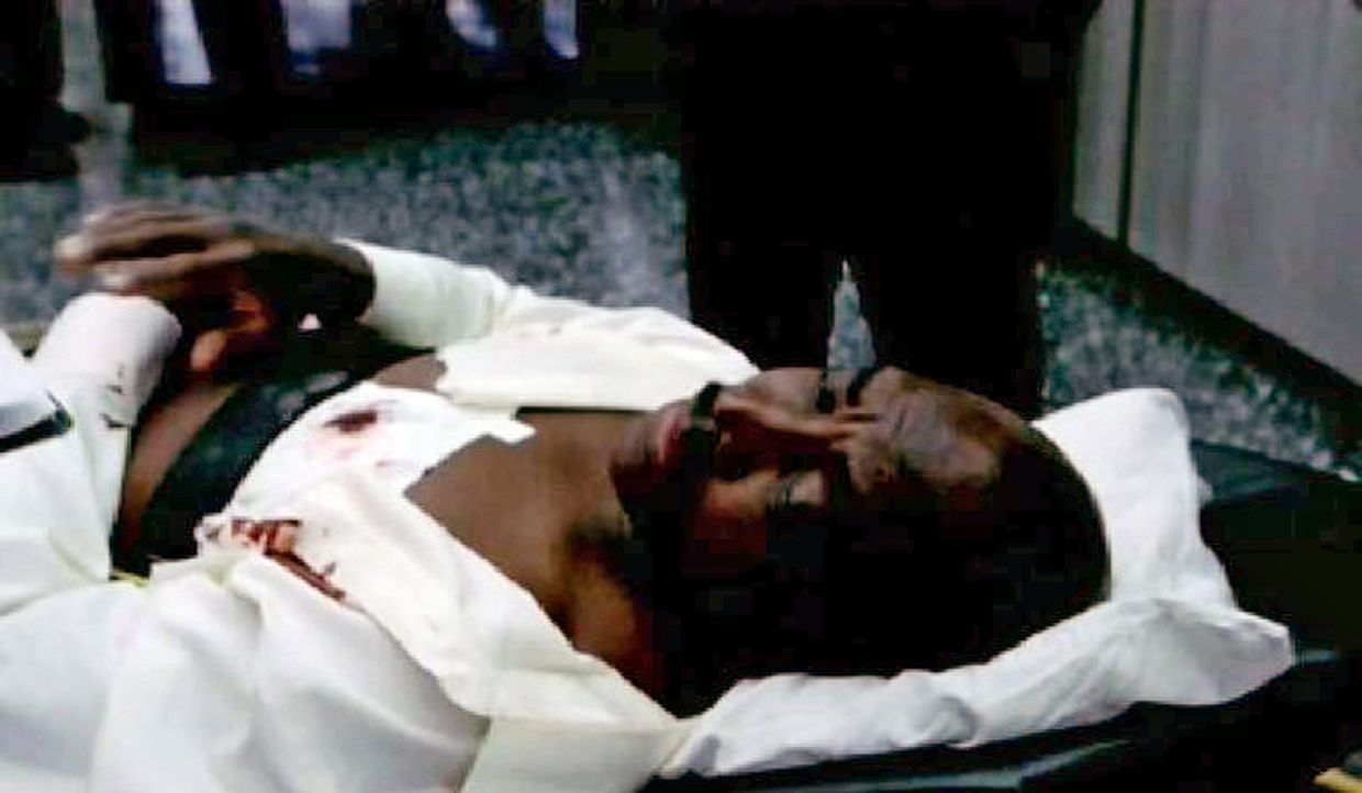 Bei der Erstürmung des Gebäudes schießt ein Amokläufer Agent Devane (Clifton Powell) nieder. - Bildquelle: Paramount Network Television