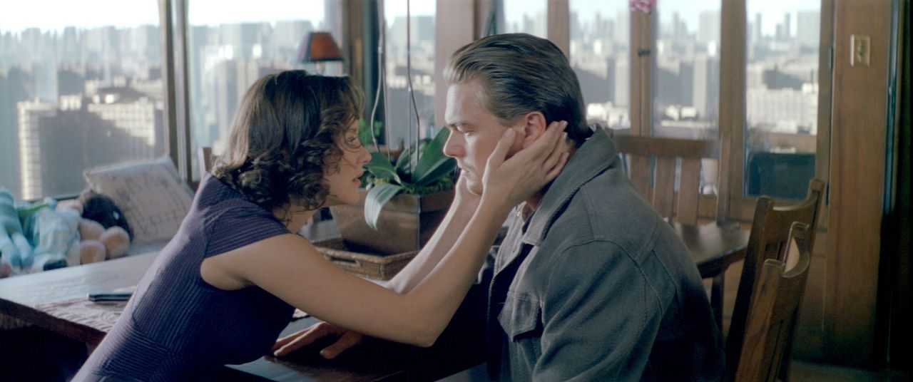 Im Limbus, der tiefsten Traumebene, trifft Cobb (Leonardo DiCaprio, r.) auf seine verstorbene Frau Mal (Marion Cotillard, l.). Wird es ihr gelingen,... - Bildquelle: 2010 Warner Bros.