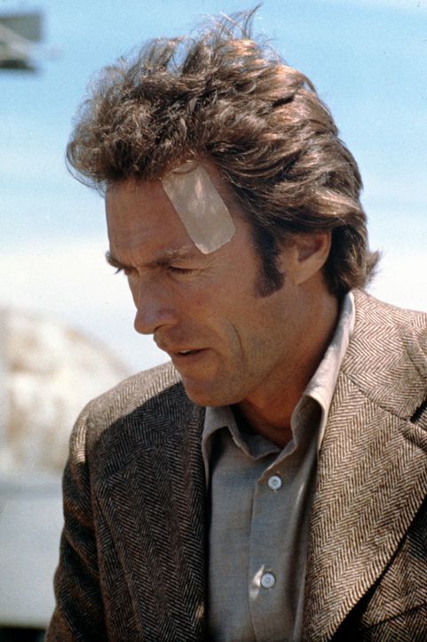 Inspektor Callahan (Clint Eastwood) ist geschockt: Bei seinen Ermittlungen führt ihn eine Spur direkt in die Zentrale der Mordkommission ... - Bildquelle: Warner Bros.