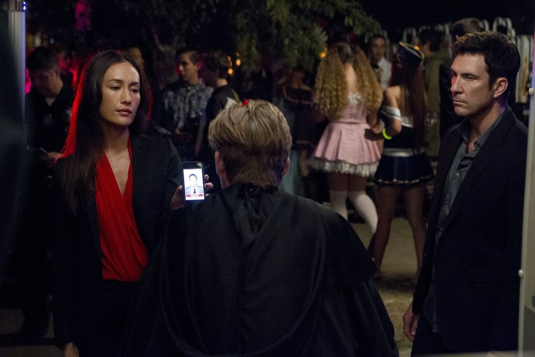 Beth (Maggie Q, l.) und Jack (Dylan McDermott, r.) müssen an Halloween nach einem Täter suchen, der bereits für tot erklärt wurde. Doch was hat Bobb... - Bildquelle: Warner Bros. Entertainment, Inc.