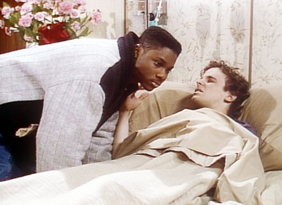 Theo (Malcolm-Jamal Warner, l.) hat endlich den Mut aufgebracht, seinen krebskranken Freund Jake (Chris Collet, r.) im Krankenhaus zu besuchen. - Bildquelle: Viacom