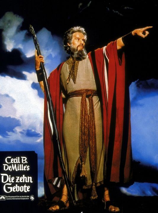 Als Moses (Charlton Heston) die Erscheinung Gottes im Dornbusch widerfährt, wird er zum Propheten Gottes, der die Israeliten aus Ägypten in die Fr... - Bildquelle: Paramount Pictures