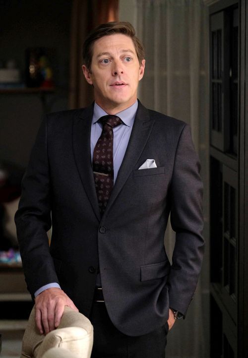 Ein dunkles Geheimnis aus seiner Vergangenheit droht, ans Licht  zu kommen: Captain Avery Brooks (Kevin Rahm) ... - Bildquelle: 2016 Warner Brothers