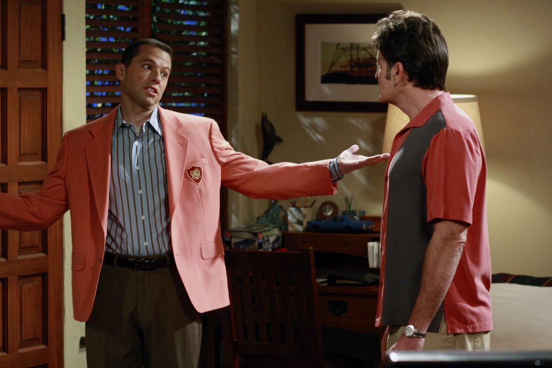 Während Charlie (Charlie Sheen, r.) Probleme mit Jake hat, nimmt Alan (Jon Cryer, l.) in der Immobilienagentur seiner Mutter einen Aushilfsjob an,... - Bildquelle: Warner Bros. Television