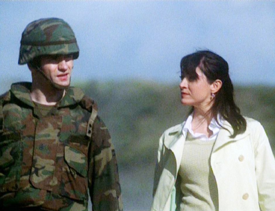 Special Agent Caitlin Todd (Sasha Alexander, r.) befragt Staff Sgt. Rafael (Sam Witwer, l.) zu den illegalen Waffendeals ... - Bildquelle: CBS Television