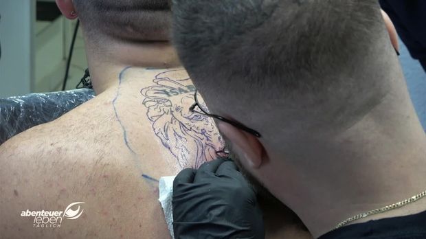 Peinliche Tattoos überstechen lassen TattooHeroes im Einsatz