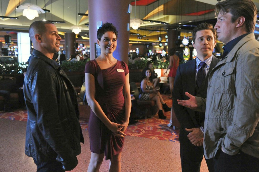 In Atlantic City werden Castle (Nathan Fillion, r.), Ryan (Seamus Dever, 2.v.r.) und Esposito (Jon Huertas, l.) von der attraktiven Nadine Espinoza... - Bildquelle: 2011 American Broadcasting Companies, Inc. All rights reserved.