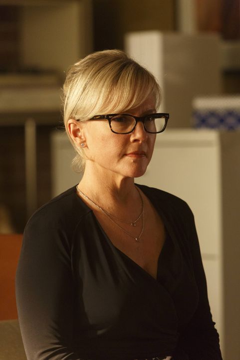 Ist erstaunt, als Lucifer und ihr angeblicher Kollege Amenadiel plötzlich zusammen bei ihr auf dem Sofa sitzen: Linda (Rachael Harris) ... - Bildquelle: 2016 Warner Brothers