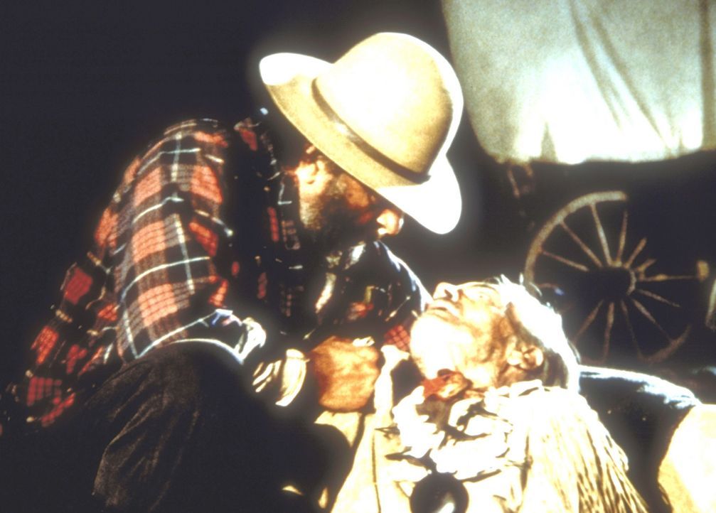 Der alte "Buffalo Bill" (Eddie Quillan, r.) bittet Isaiah (Viktor French, l.), für sein kleines Mädchen zu sorgen. - Bildquelle: Worldvision