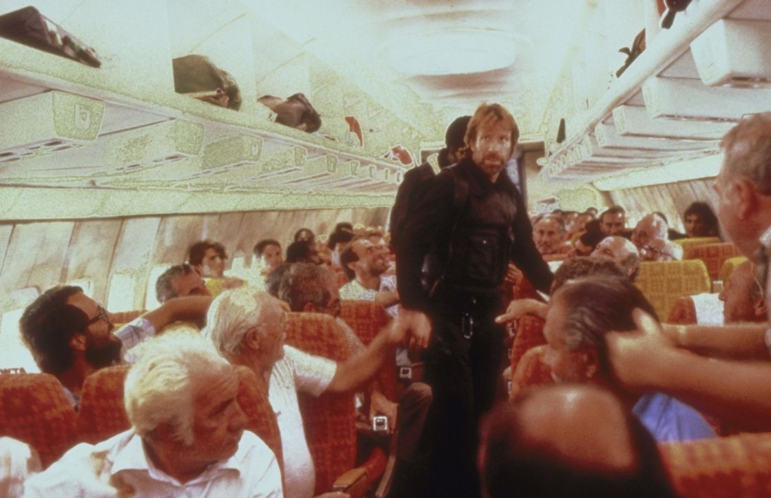 Endlich gelingt es Major Scott (Chuck Norris, M.) und seiner Elitetruppe Delta Force, in das gekaperte Flugzeug einzudringen. Doch wo sind die äußer...