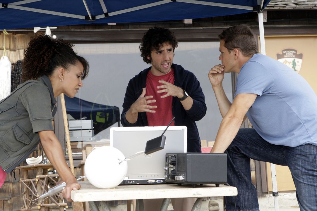 Charlie (David Krumholtz, M.), Colby (Dylan Bruno, r.) und Nikki (Sophina Brown, l.) ermitteln in einem neuen Fall. Gemeinsam wollen sie den Mord an... - Bildquelle: Paramount Network Television