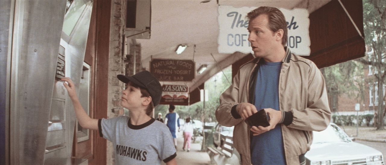 Andy Richardson (Michael McKean, r.) staunt nicht schlecht, als dessen Adoptivsohn Daryl (Barret Oliver, l.) mit einem Handgriff den Kontostand der... - Bildquelle: Paramount Pictures