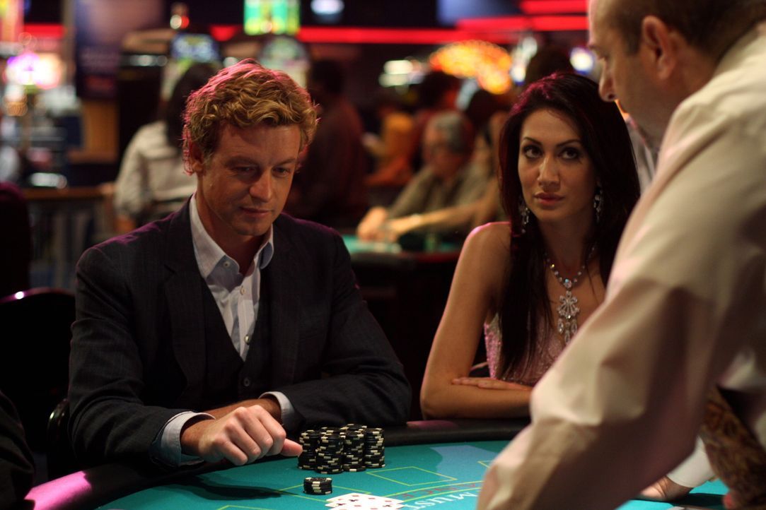 Um eine Spur des Täters zu finden, sieht sich Patrick Jane (Simon Baker, l.) im Casino um ... - Bildquelle: Warner Bros. Television