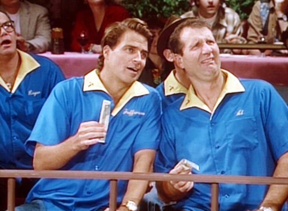 Jefferson (Ted McGinley, 2.v.l.) und Al (Ed O'Neill, r.) wollten sich eigentlich in ihrer Nacktbar vergnügen - doch die ist zu einem Dichtercafé u... - Bildquelle: Columbia Pictures