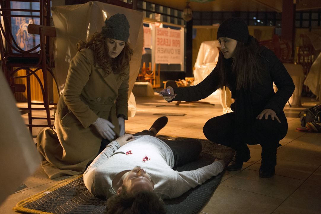Ermitteln in einem Mordfall, bei dem Lauras Halbschwester Lucy sich als Verdächtige herausstellt: Meredith (Janina Gavankar, r.) und Laura (Debra Me... - Bildquelle: 2016 Warner Bros. Entertainment, Inc.