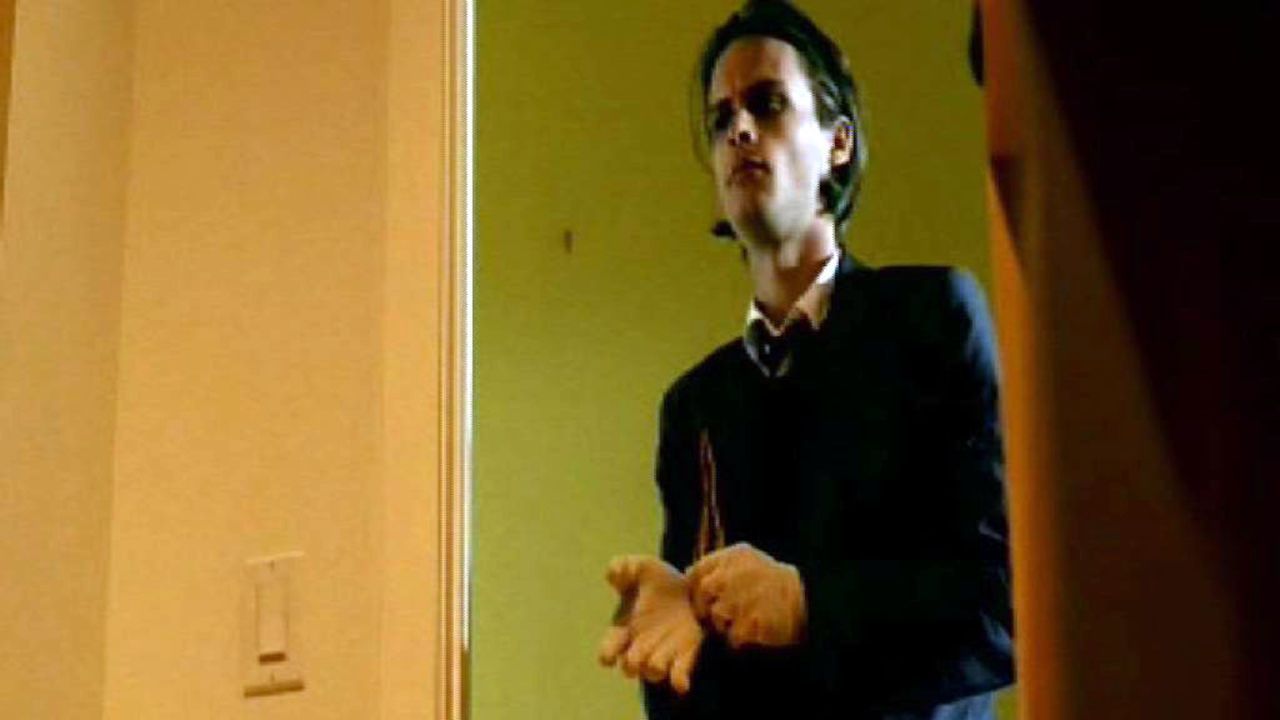 Dr. Spencer Reid (Matthew Gray Gubler) bei der Spurensuche an einem Tatort. - Bildquelle: Touchstone Television