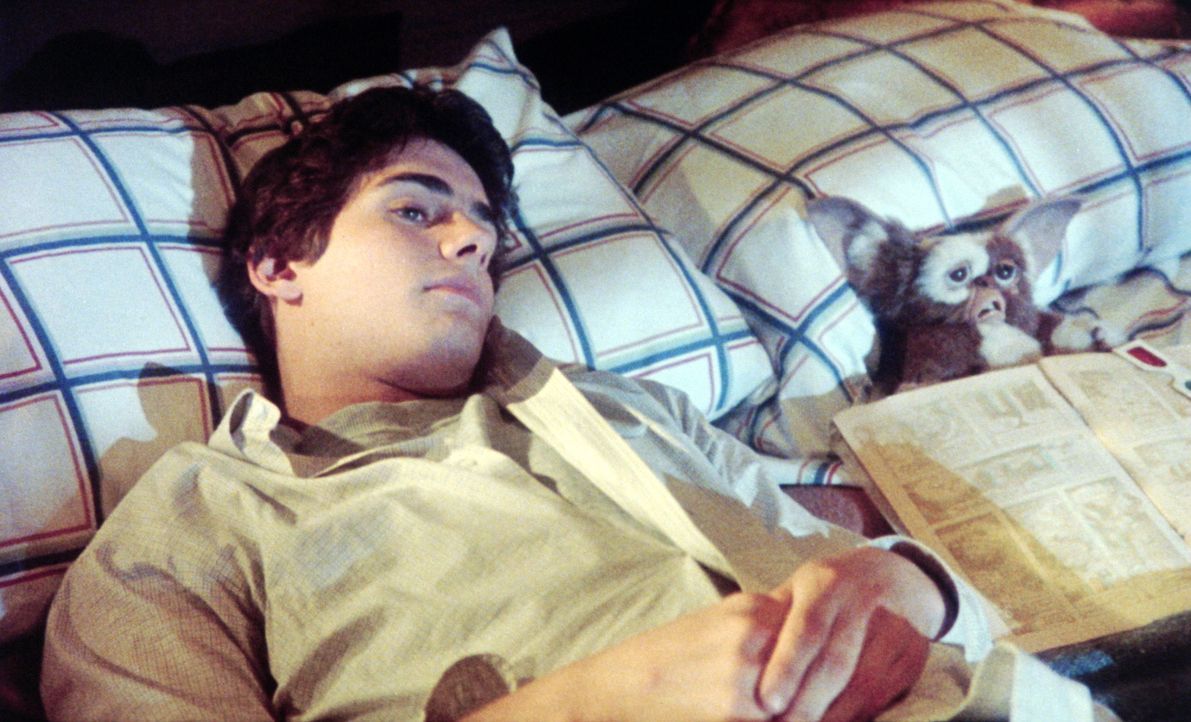 Der kleine Gizmo ist so niedlich, dass Billy (Zach Gallagan) ihn sogar beim Fernsehschauen mit ins Bett nimmt. Er ahnt nicht, was für ein widerliche... - Bildquelle: Warner Bros.