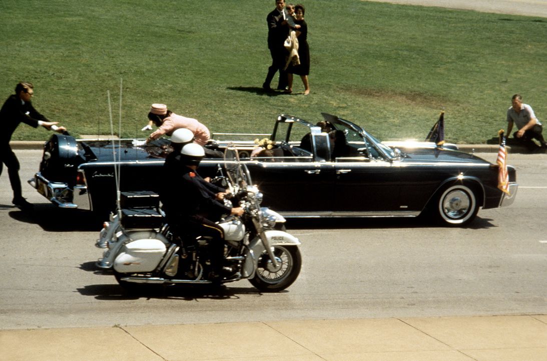 Am 22. November 1963 "verlieren die Vereinigten Staaten von Amerika ihre Unschuld", als Präsident John F. Kennedy bei seinem schicksalhaften Besuch... - Bildquelle: Warner Bros.