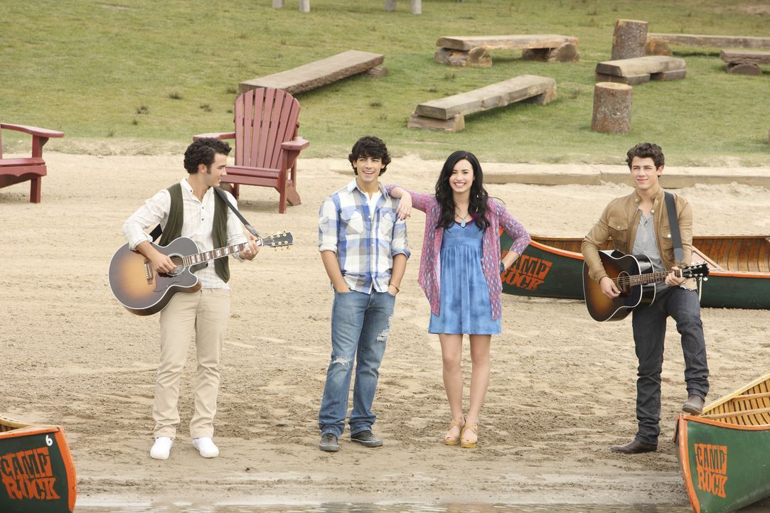 Gelingt es (v.l.n.r.) Jason (Kevin Jonas), Shane (Joe Jonas), Mitchie (Demi Lovato) und Nate (Nick Jonas) "Camp Rock" gegen die starke Konkurrenz vo... - Bildquelle: Disney