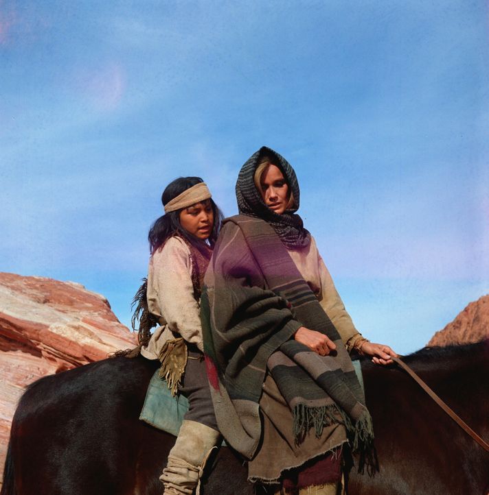 Als einige Apachen - darunter die Weiße Sarah Carver (Eva Marie Saint, r.) und ihr Sohn (Noland Clay, l.) einem Halbblut - aus dem Reservat fliehen...