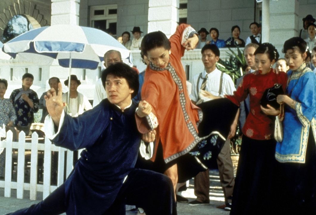 Auch die feine Gesellschaft der Post-Mandschu-Ära hat größten Respekt vor Wong Fei-Hongs (Jackie Chan, vorne l.) Kampfeskünsten ... - Bildquelle: Miramax Films