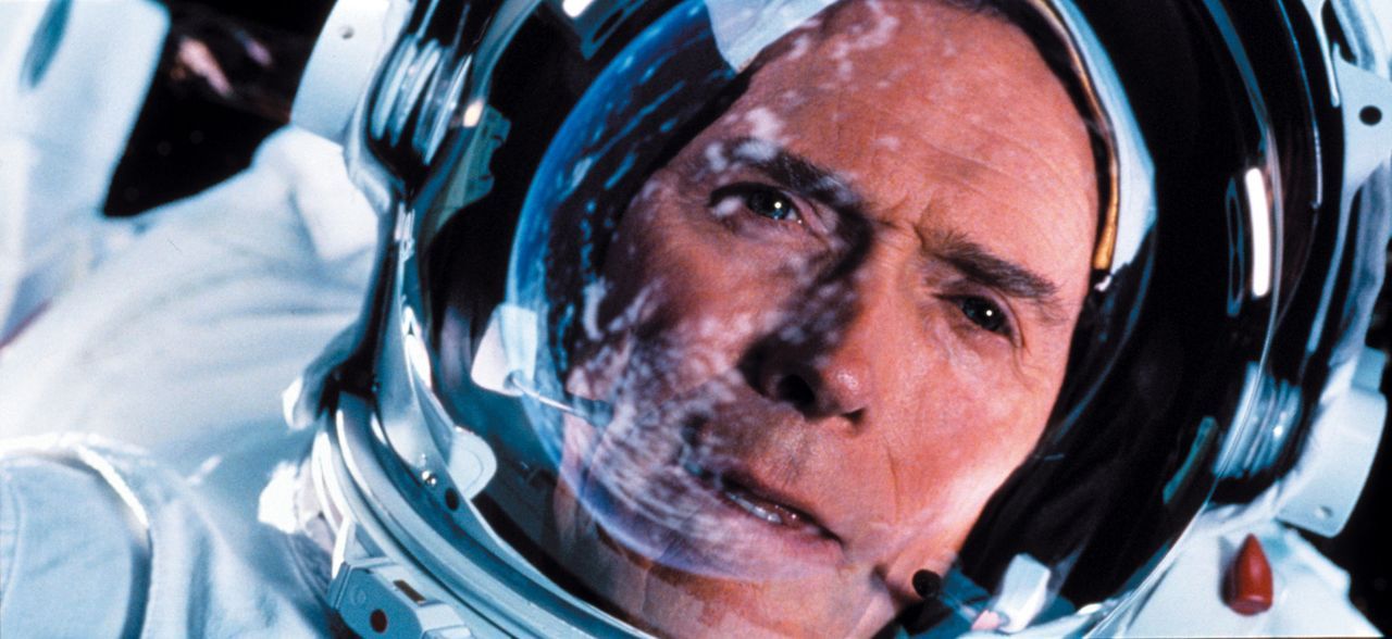 Der Konstrukteur Frank Corvin (Clint Eastwood) wittert seine letzte Chance, für Reparationsarbeiten mit seinem ehemaligen Team in den Weltraum zu fl... - Bildquelle: Warner Bros. Pictures