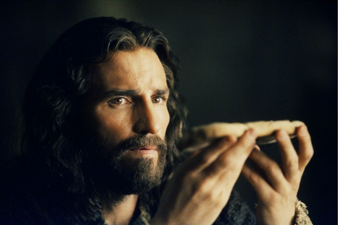 Das letzte Abendmahl: Jesus (James Caviezel) weiß schon, dass für ihn noch heute ein langer Leidensweg beginnt, den er ohne seine Jünger gehen mu... - Bildquelle: Icon Film Distribution Ltd.