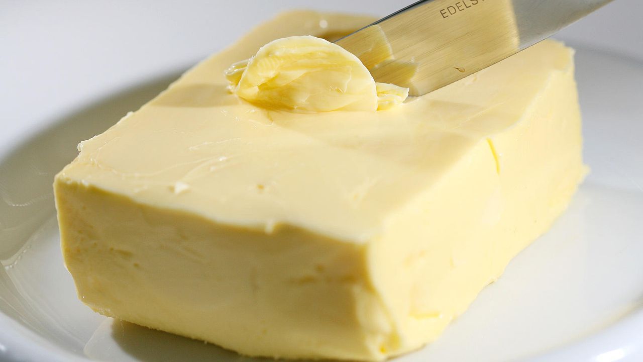 Butter hat mehr Kalorien als Margarine - Bildquelle: dpa