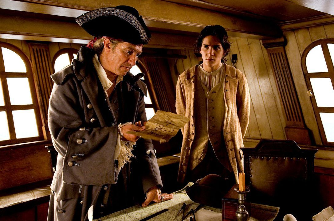Als Long John Silver (Tobias Moretti, l.) als Schiffskoch auf der "Hispaniola" anheuert, ahnt niemand, dass Silver ein berüchtigter Pirat auf Schat... - Bildquelle: Gordon Mühle ProSieben