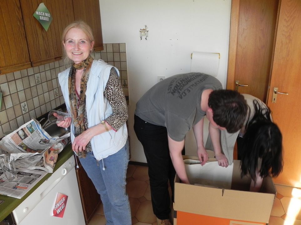 Gertrud (l.), Jürgen (M.) und Olga (r.) räumen die Küche, die dringend eine Verjüngungskur braucht, aus. - Bildquelle: kabel eins