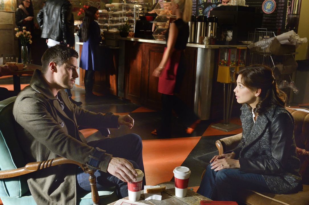 Während sie weiter versuchen, die Paartherapie erfolgreich zu meistern, sind Bob und Carol hinter Vincent (Jay Ryan, l.) und Catherine (Kristin Kreu... - Bildquelle: Ben Mark Holzberg 2015 The CW Network, LLC. All rights reserved.