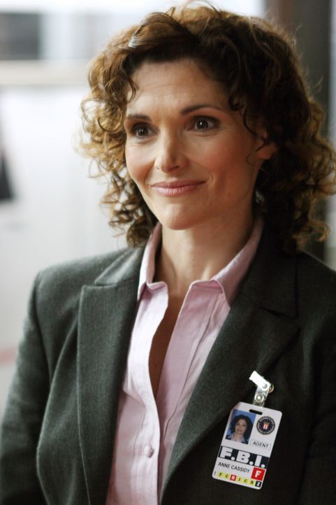 Anne (Mary Elizabeth Mastrantonio) ist sehr froh, dass die Spezialeinheit des FBI ihr helfen will. - Bildquelle: Warner Bros. Entertainment Inc.