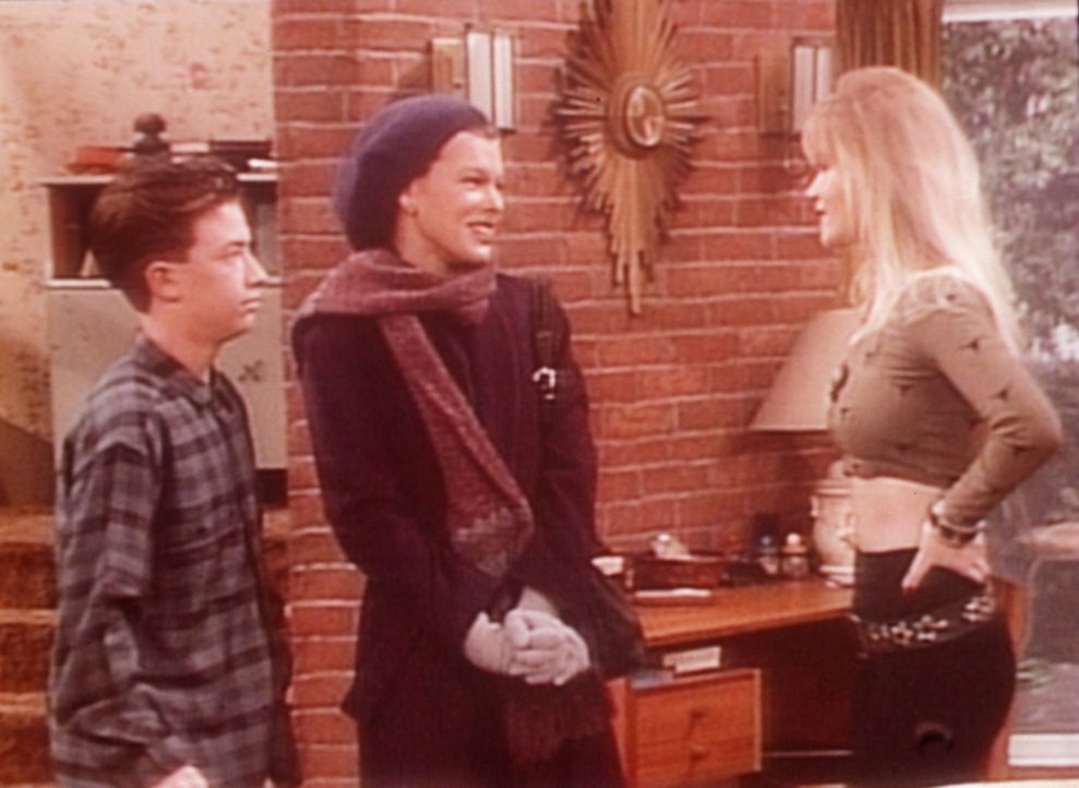 Bud (David Faustino, l.) und Kelly (Christina Applegate, r.) begrüßen die französische Austauschschülerin Yvette (Milla Jovovich, M.). - Bildquelle: Columbia Pictures
