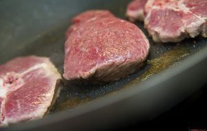 Mehrere Steaks braten in der Pfanne