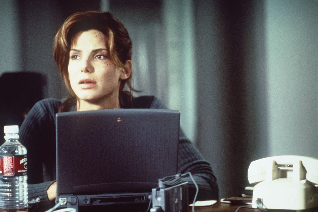 Vor Angela (Sandra Bullock) tut sich ein gewaltiges Komplott auf ... - Bildquelle: Columbia Pictures Corporation