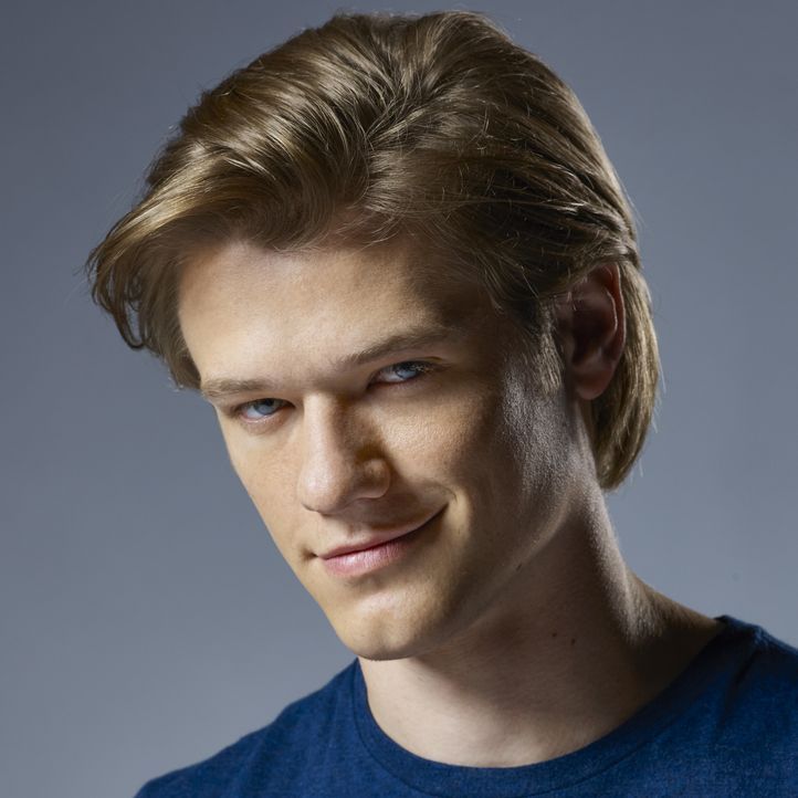 (1. Staffel) - Wie wurde er zu dem begabten Bombenbastler, als der er später galt? Angus "Mac" MacGyver (Lucas Till) ist Spezialagent des "Departmen... - Bildquelle: Brian Bowen Smith 2016 CBS Broadcasting, Inc. All Rights Reserved / Brian Bowen Smith