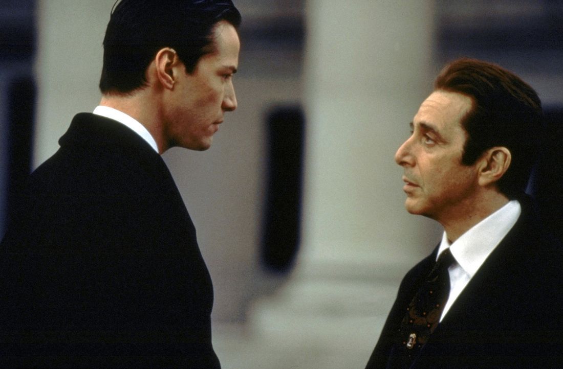 Ungerührt verlangt John Milton (Al Pacino, r.) von seinem neuen Schützling Kevin Lomax (Keanu Reeves, l.) bedingungslosen Einsatz, bis an die Grenze... - Bildquelle: Warner Bros.