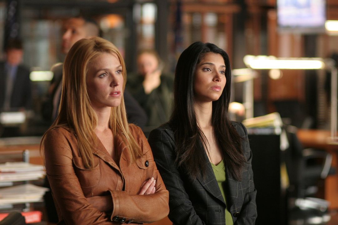 Ermitteln in einem schwierigen Fall: Samantha (Poppy Montgomery, l.) und Elena (Roselyn Sanchez, r.) ... - Bildquelle: Warner Bros. Entertainment Inc.