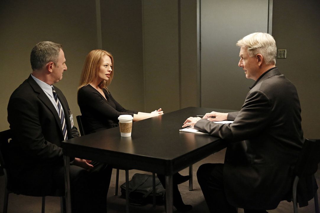 Haben Gene Isaacson (Andy Milder, l.) und Rebecca Chase (Jeri Ryan, M.)  etwas mit dem aktuellen Fall zu tun? Gibbs (Mark Harmon, r.) und sein Team... - Bildquelle: CBS Television