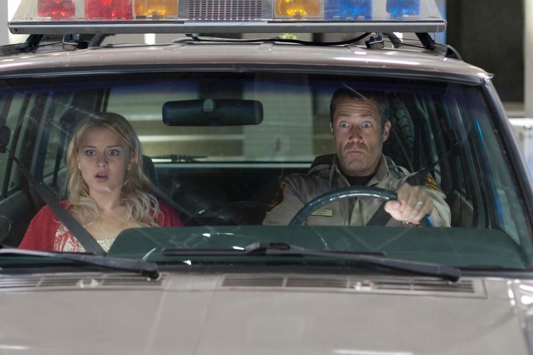 Mit dem Jeep fahren Zoe (Jordan Hinson, l.) und Jack (Colin Ferguson, r.) durch ein Wurmloch und landen direkt in der Empfangshalle von G.D. ... - Bildquelle: Universal Television
