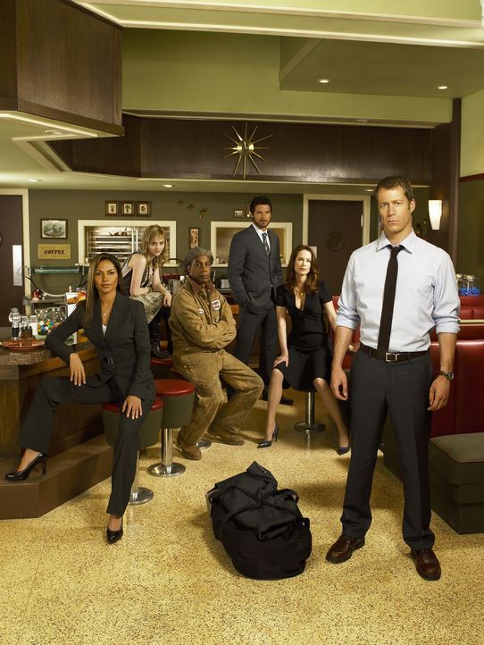 (1. Staffel) - Eureka: Jack Carter (Colin Ferguson, r.), Allison Blake (Salli Richardson, l.), Beverly Barlowe (Debrah Farentino, 2.v.r.), Henry Dea... - Bildquelle: Universal Television