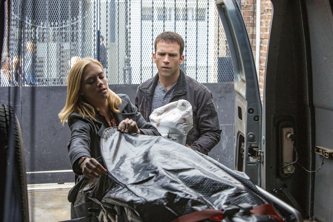 Untersuchen die Opfer des Verbrechens nach Hinweisen: Bishop (Emily Wickersham, l.) und Special Agent LaSalle (Lucas Black, r.) ... - Bildquelle: 2015 CBS Broadcasting, Inc. All Rights Reserved
