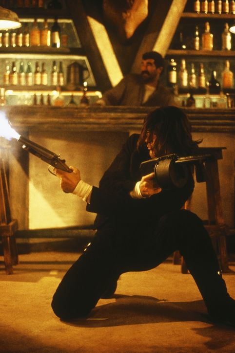 Nachdem Gangster die Frau des Gitarrenspielers (Antonio Banderas) getötet und sein Leben zerstört haben, sinnt er auf Rache ... - Bildquelle: Columbia Pictures
