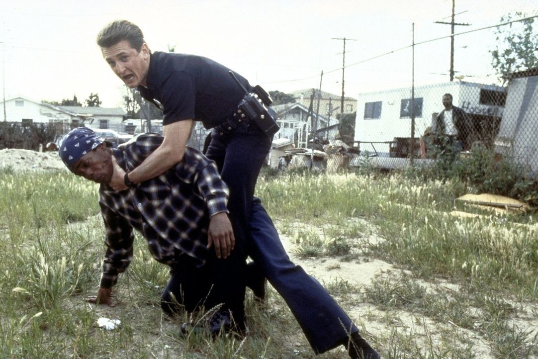 Bei Verhaftungen in den Slums von L. A. geht Cop McGavin (Sean Penn) meist nicht gerade zimperlich vor ... - Bildquelle: Orion Pictures Corporation