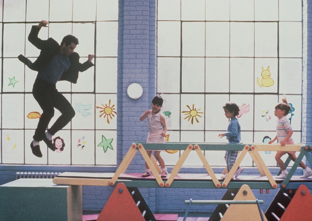 Highlife im Kindergarten: Taxifahrer James (John Travolta, l.) mischt die Kindergartenkinder mal ein bisschen auf. Und die finden, er ist noch ganz... - Bildquelle: TriStar Pictures