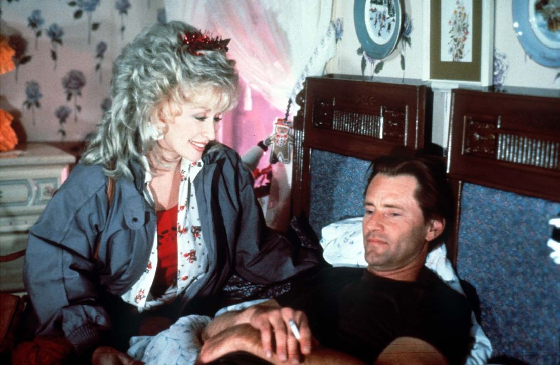 Truvy (Dolly Parton, l.) kümmert sich um ihren Mann Spud (Sam Shepard, r.). Truvy gehört der Schönheitssalon, in dem sich alle Frauen der Stadt t... - Bildquelle: TriStar Pictures